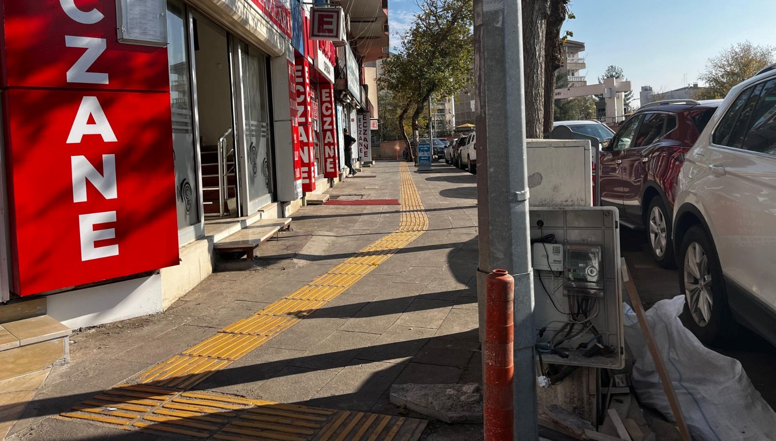 Diyarbakır’da kapağı bulunmayan elektrik panosu tehlike saçıyor